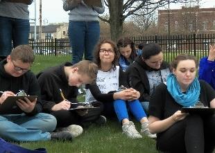 学生们在密歇根环境教育课程支持组织的野外活动中写笔记